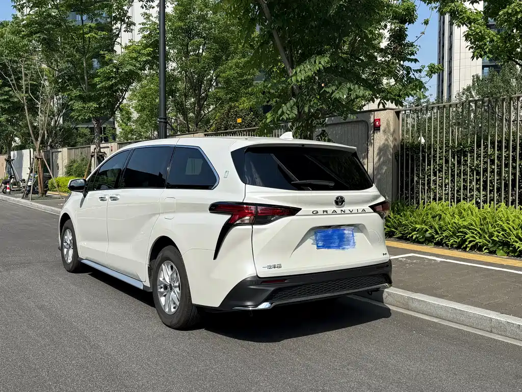 Granvia 2.5 L Hybrid Comfort