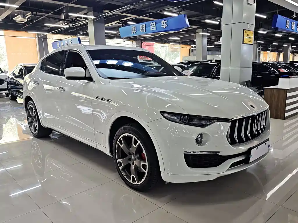 Levante 3.0 T Luxury CN-V