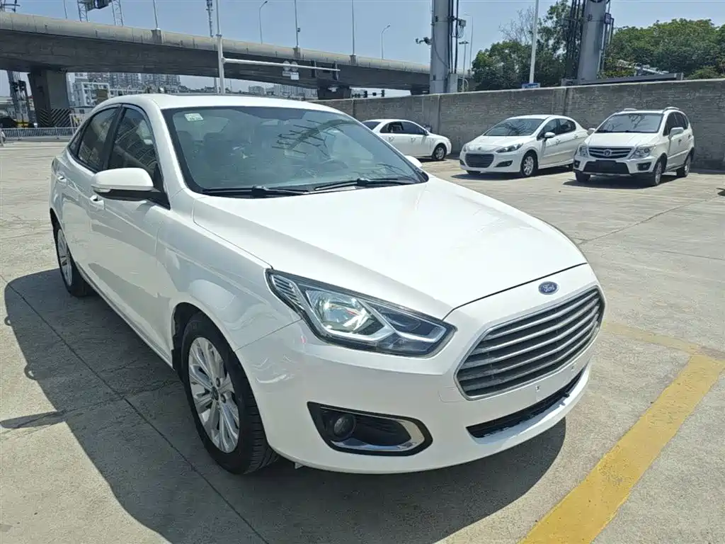 Escort 1.5 L Auto Fashion