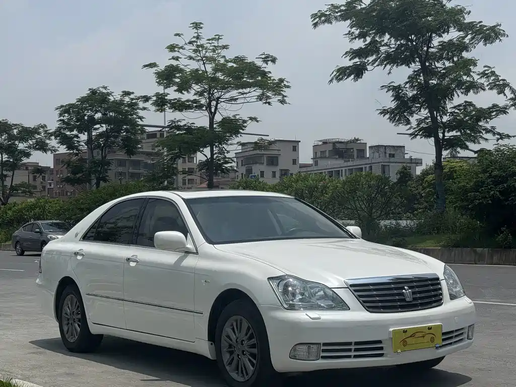 Crown 3.0 L Royal Saloon