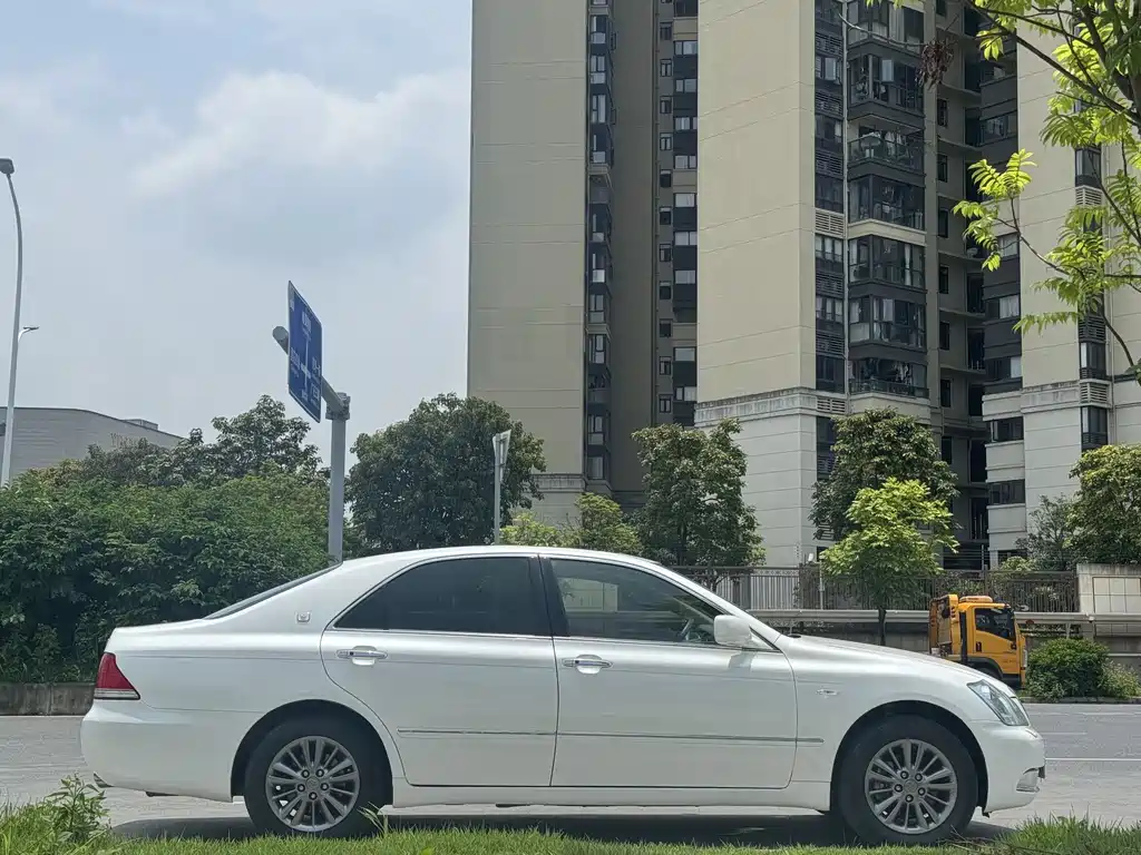 Crown 3.0 L Royal Saloon