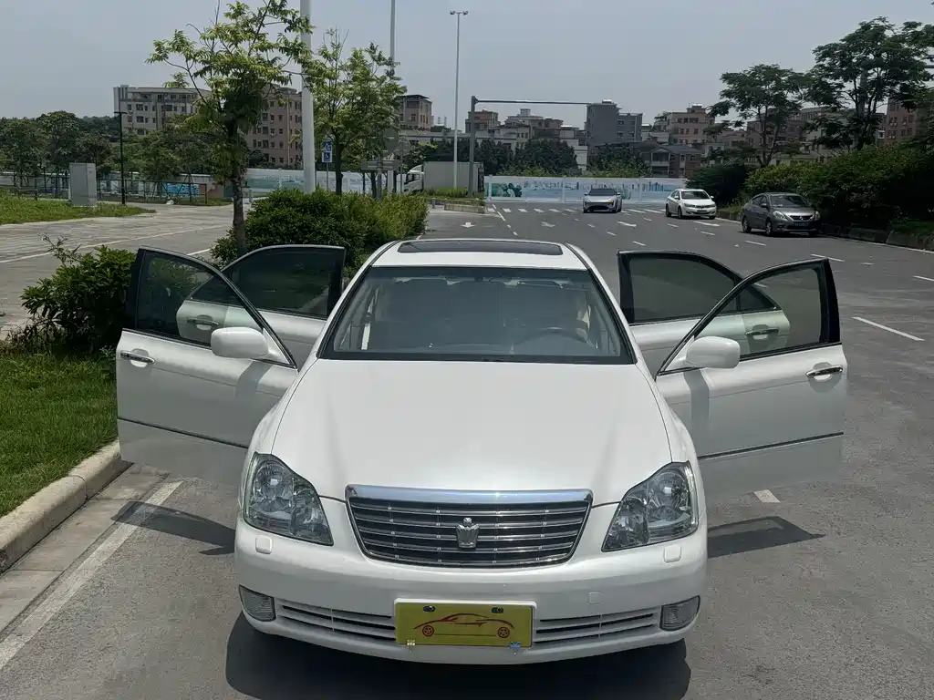 Crown 3.0 L Royal Saloon