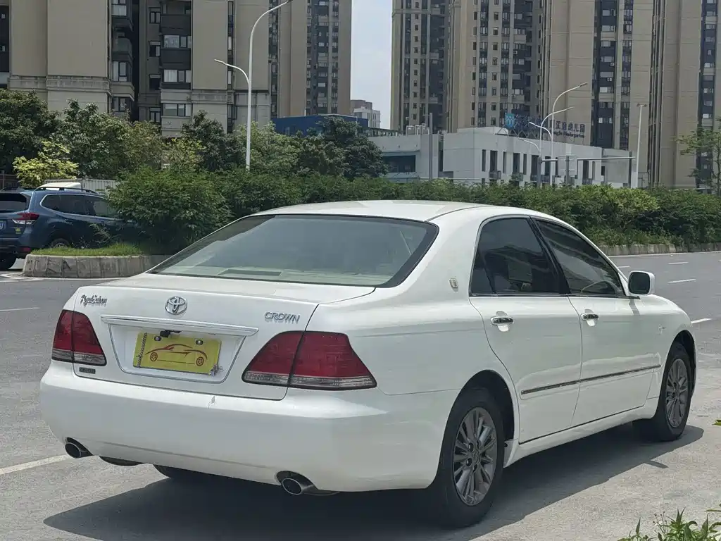 Crown 3.0 L Royal Saloon
