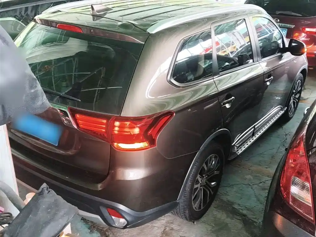 Outlander 2.0 L 2 WD Glory 5-seat