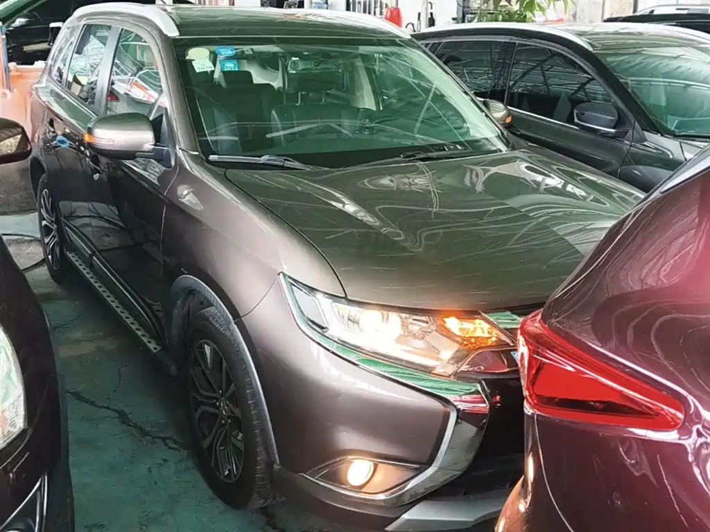 Outlander 2.0 L 2 WD Glory 5-seat