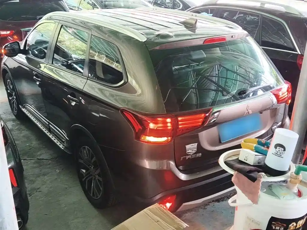 Outlander 2.0 L 2 WD Glory 5-seat