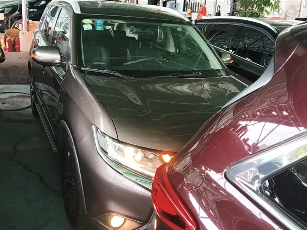 Outlander 2.0 L 2 WD Glory 5-seat