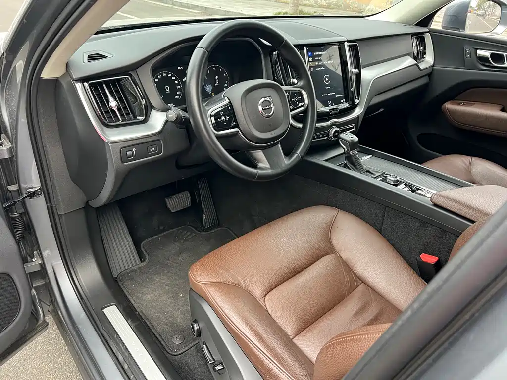 Volvo XC60 T5 4 WD Smart Ease CN-VI