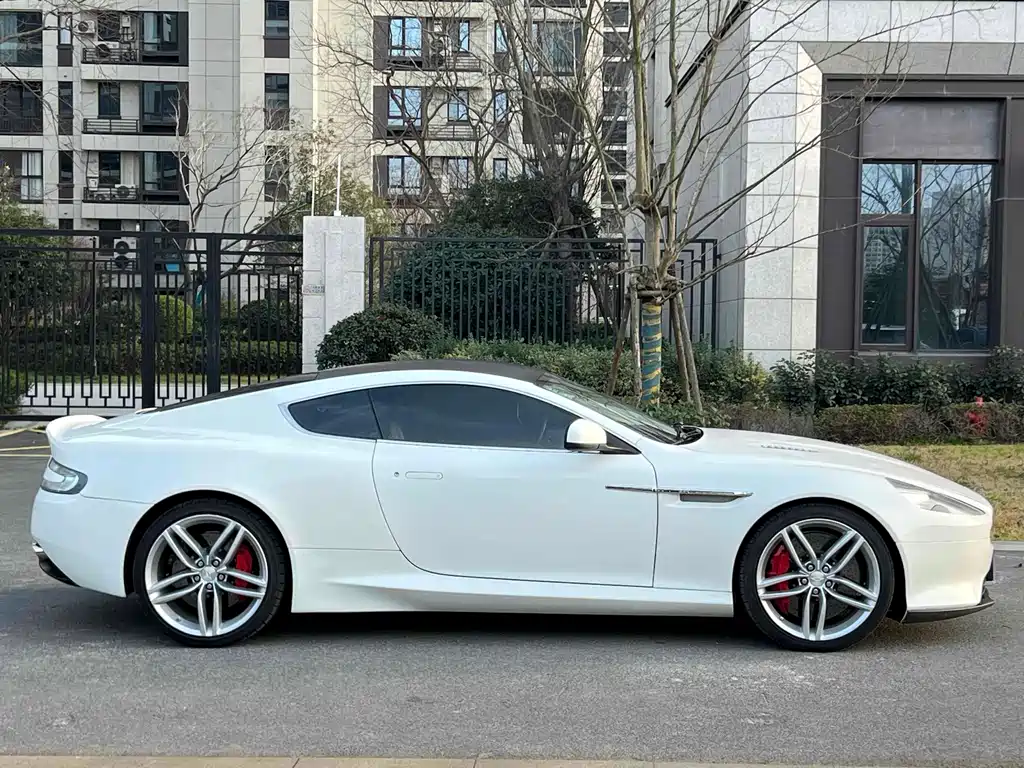Aston Martin DB9 6.0 L Coupe