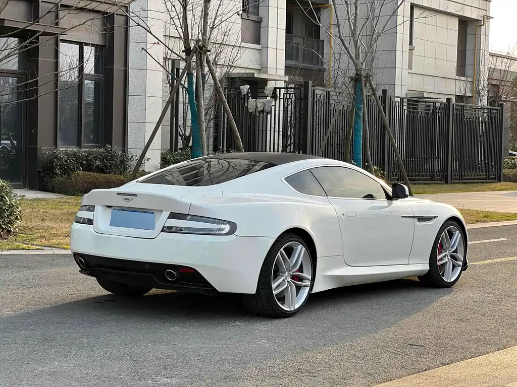Aston Martin DB9 6.0 L Coupe