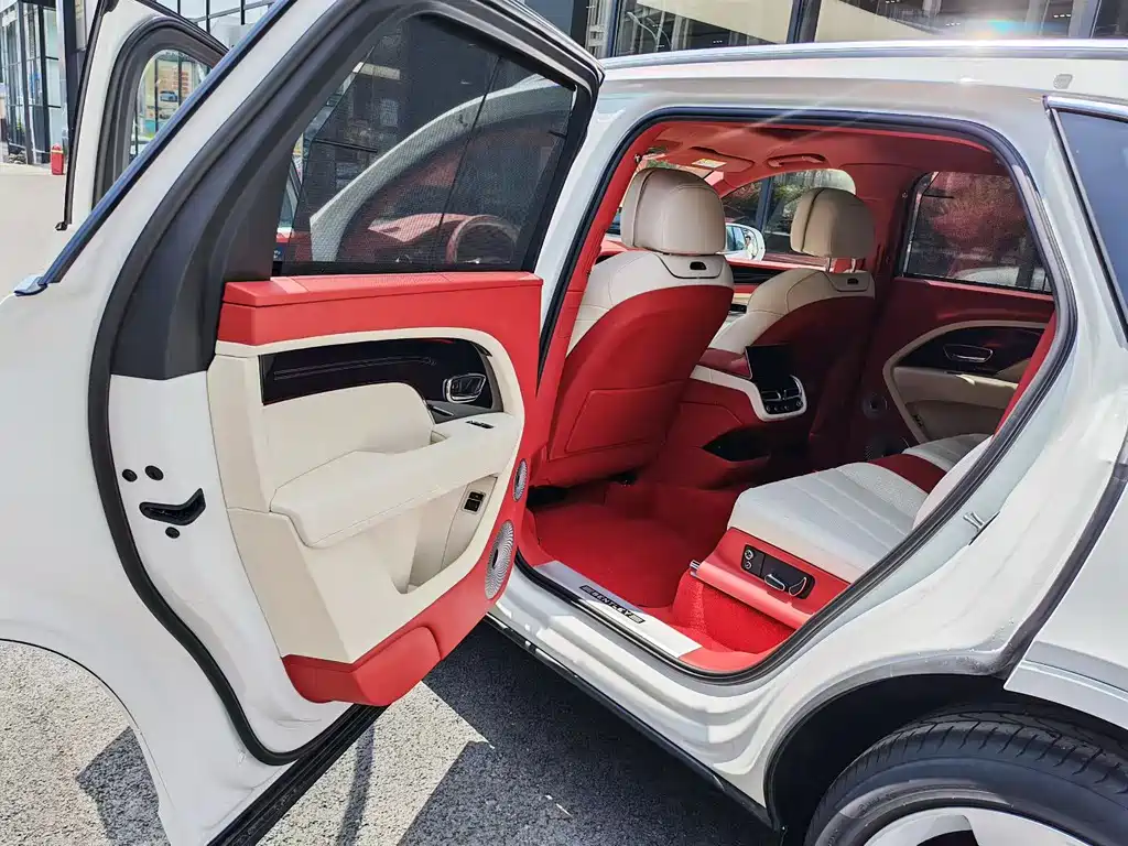 Bentayga 4.0 T V8 LWB Range