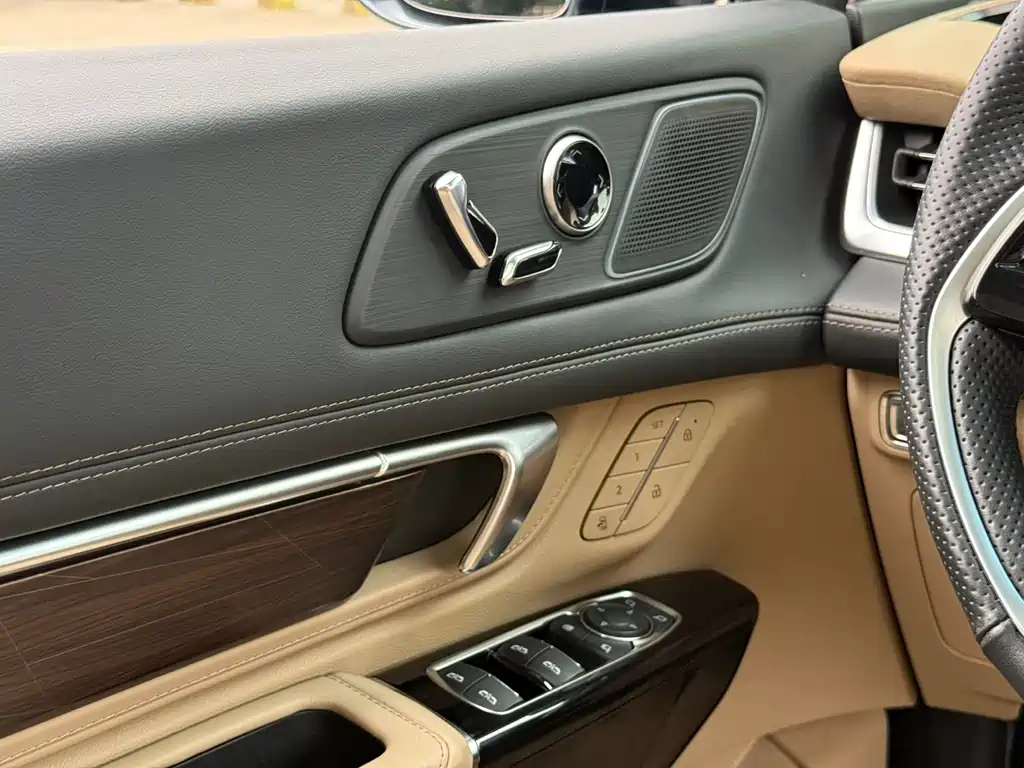 Century 2.0 T 7-seat Premium Enjoyment