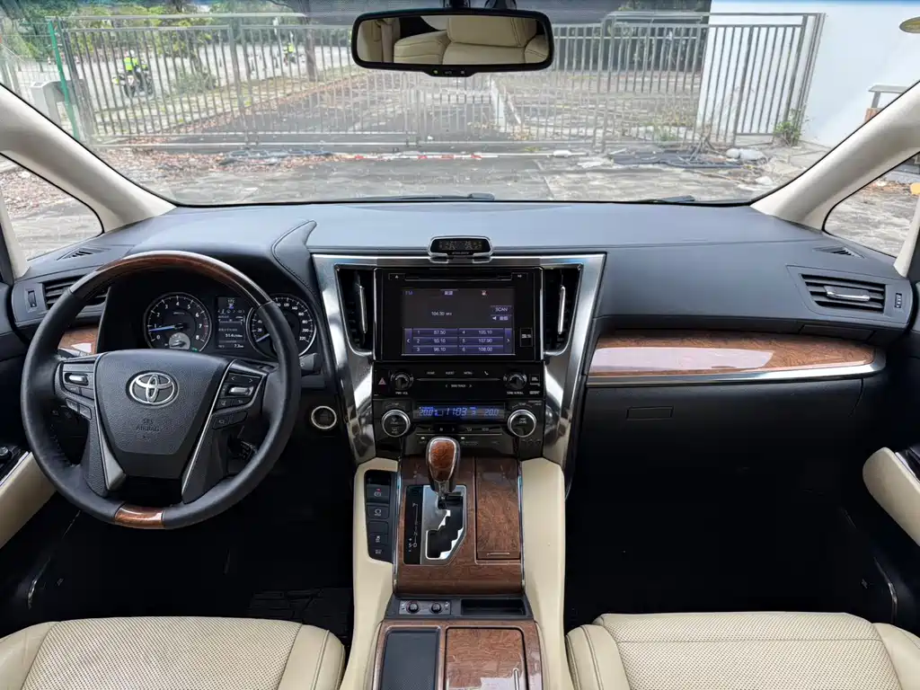 Alphard 3.5 L Distinguished
