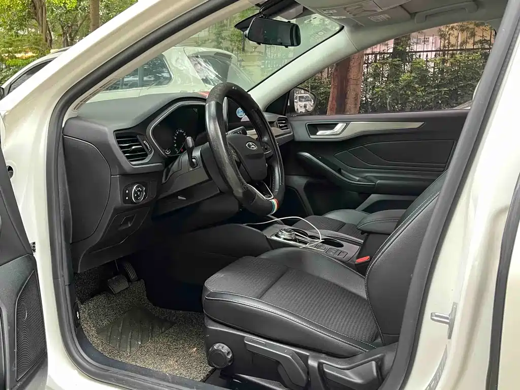 Focus Sedan EcoBoost 180 Auto Sharp Trend