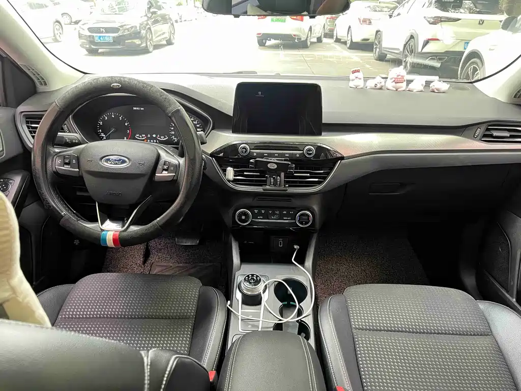 Focus Sedan EcoBoost 180 Auto Sharp Trend