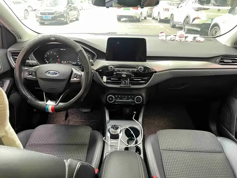 Ford Focus Sedan EcoBoost 180 Auto Sharp Trend