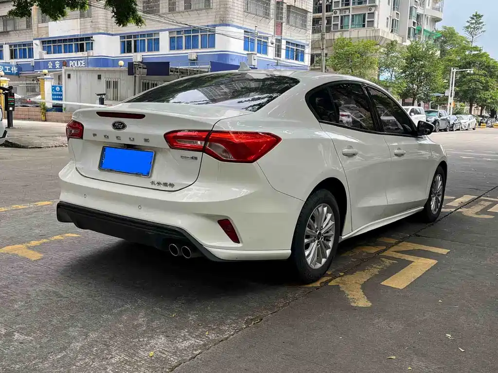 Focus Sedan EcoBoost 180 Auto Sharp Trend