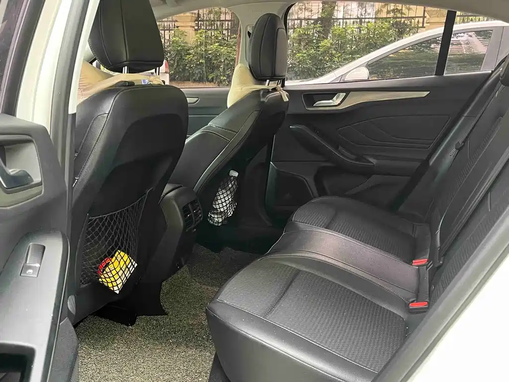 Focus Sedan EcoBoost 180 Auto Sharp Trend