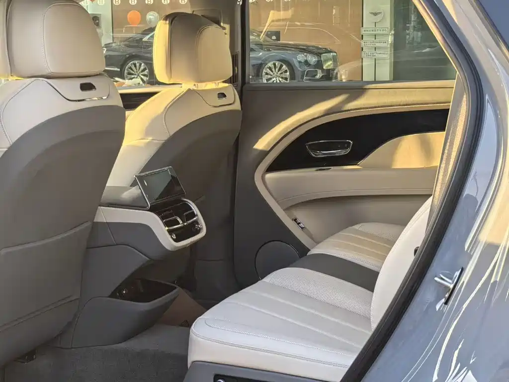 Bentayga 4.0 T V8 LWB Range