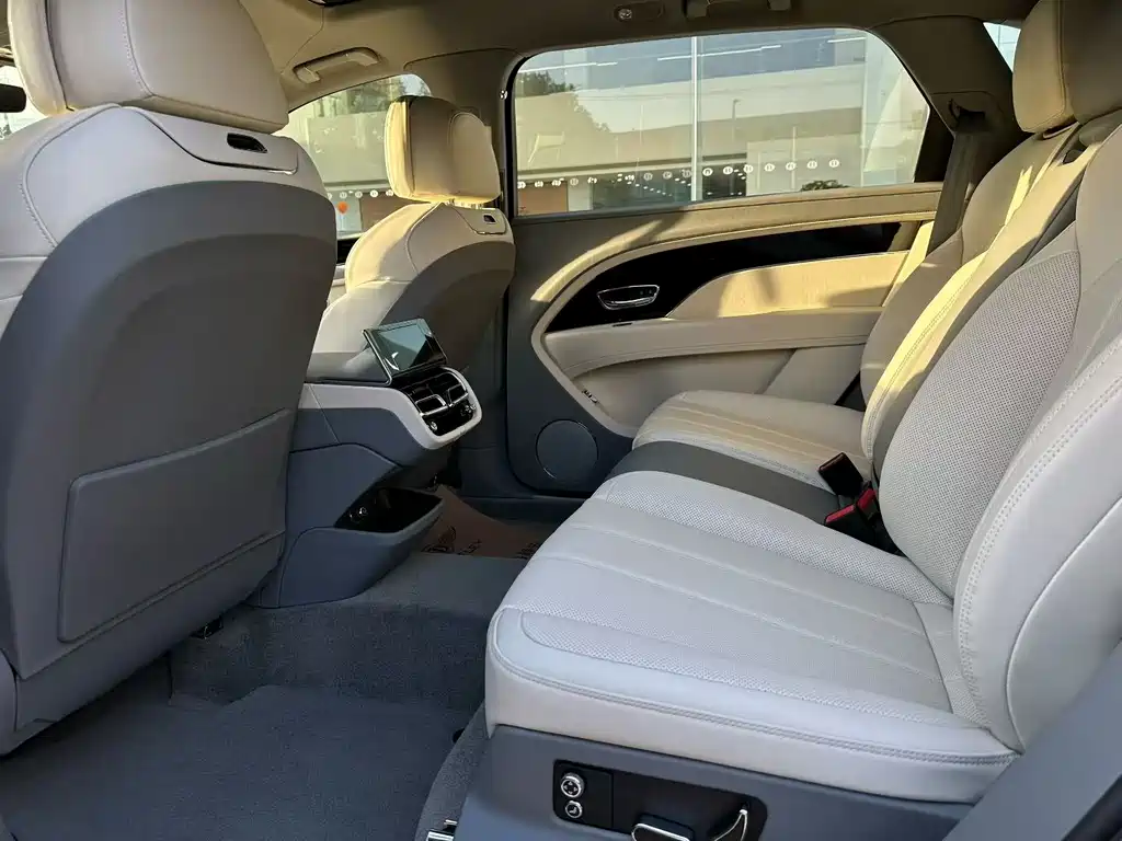 Bentayga 4.0 T V8 LWB Range