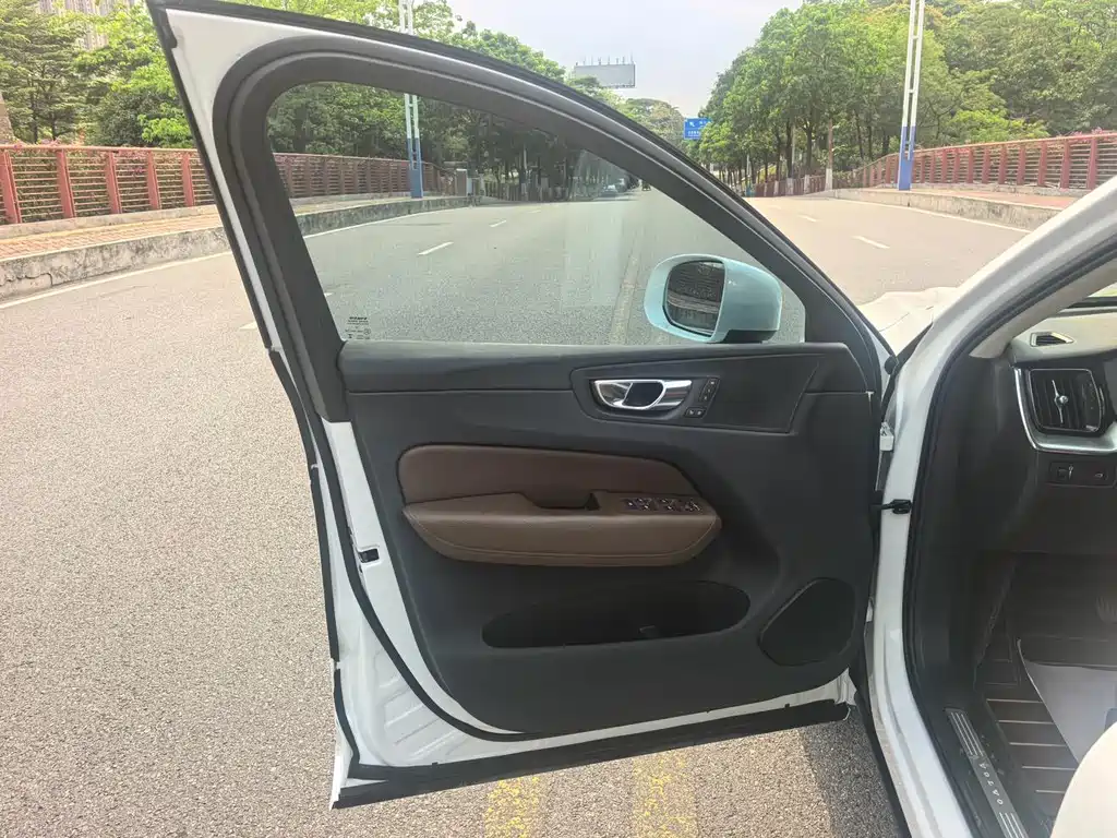 Volvo XC60 T5 4 WD Smart Ease CN-VI