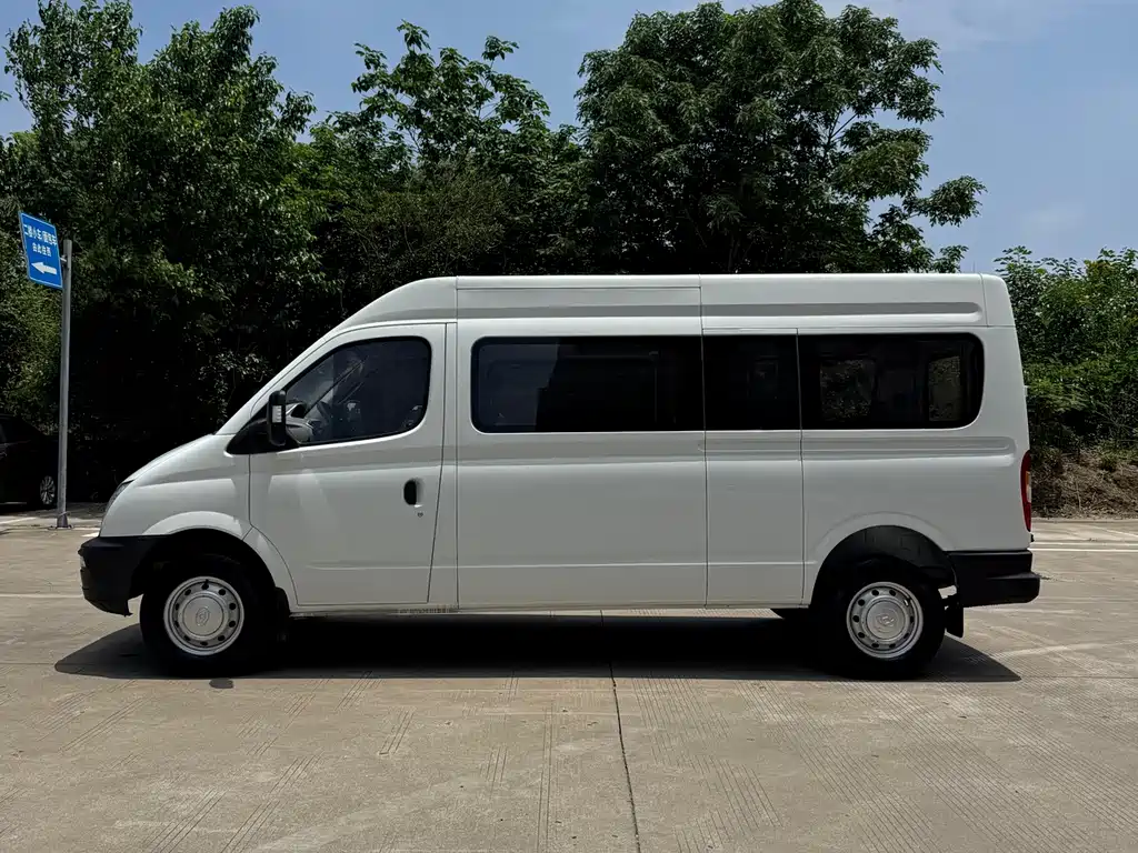 Xintu V80 2.5 T Classic6-speed Manual Aoyuntong LWB Mid Roof 7-seat