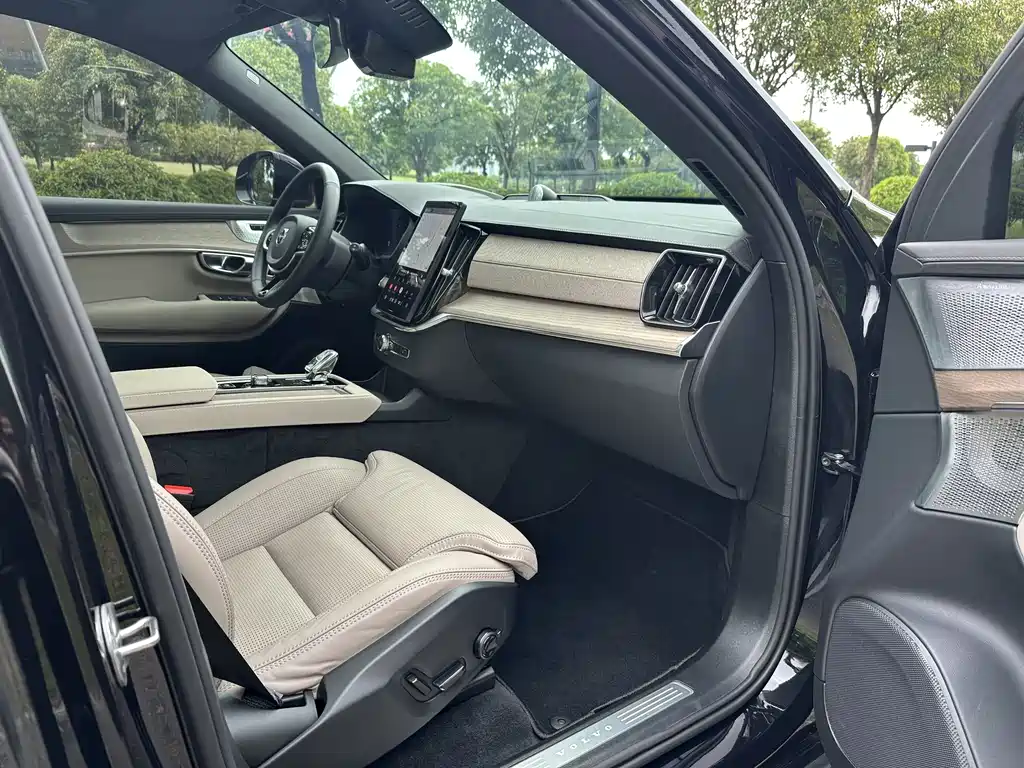Volvo XC90 PHEV Facelift T8 Smart Supreme Luxury 7-seat