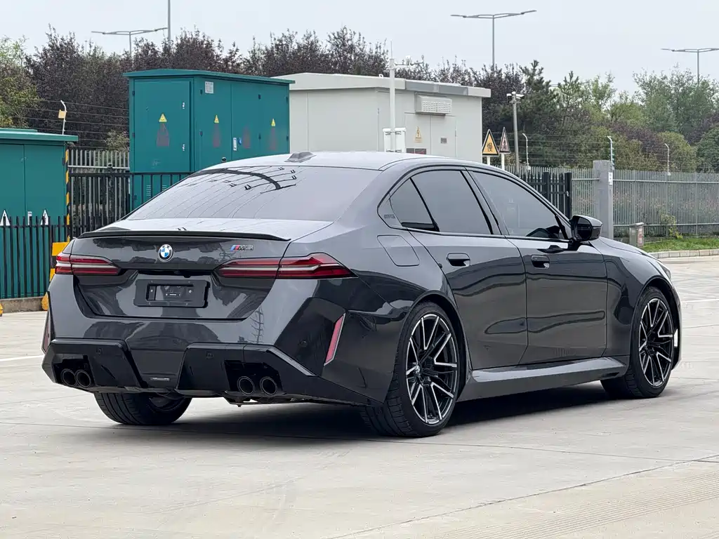 BMW M5 NEV