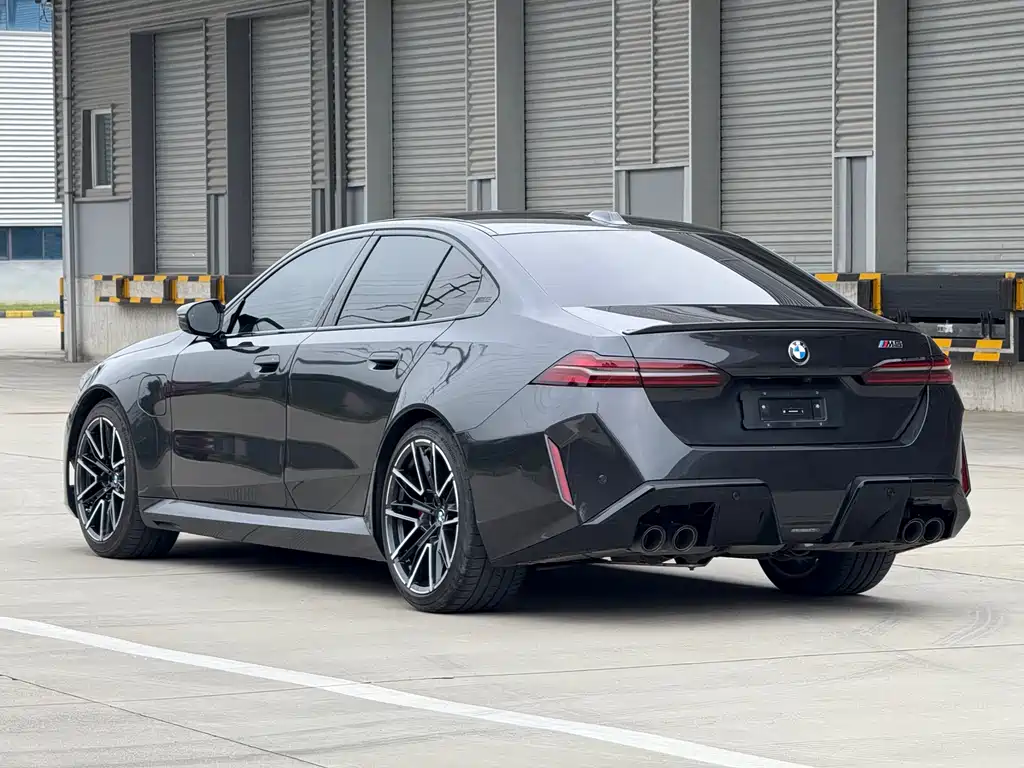 BMW M5 NEV
