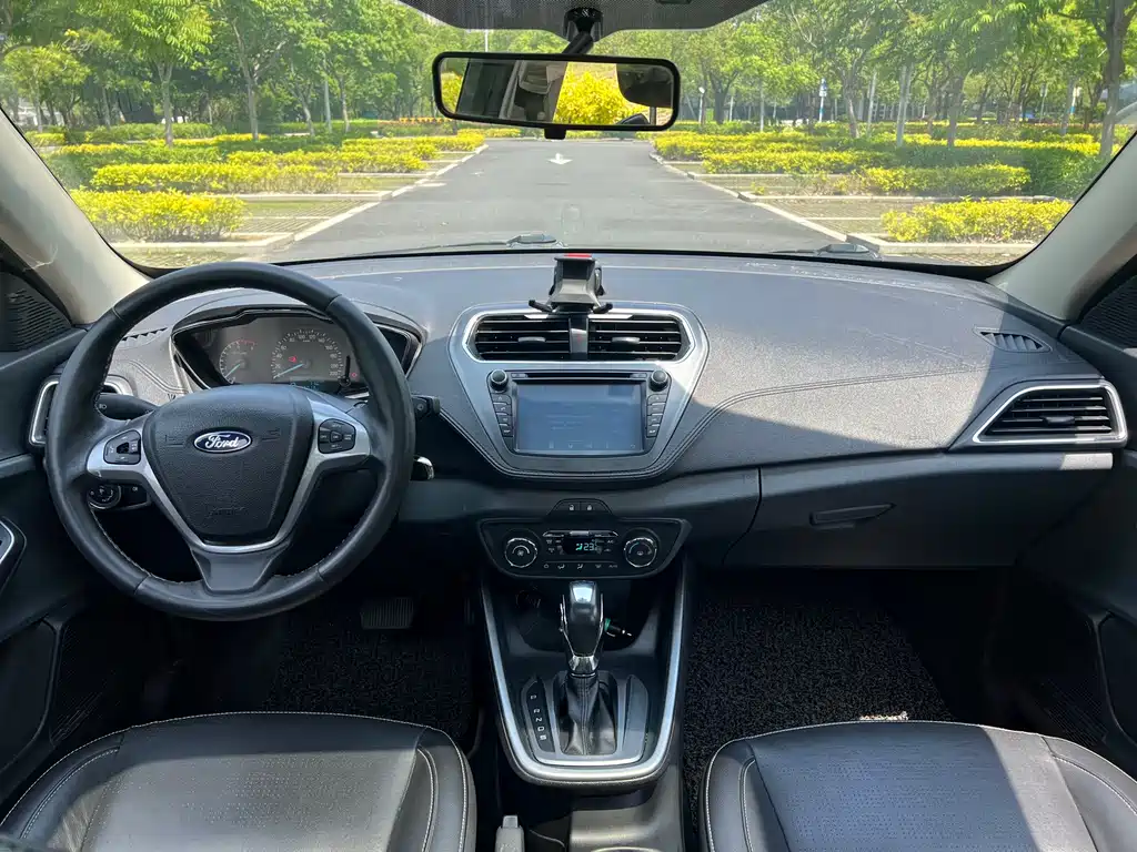 Escort 1.5 L Auto Fashion
