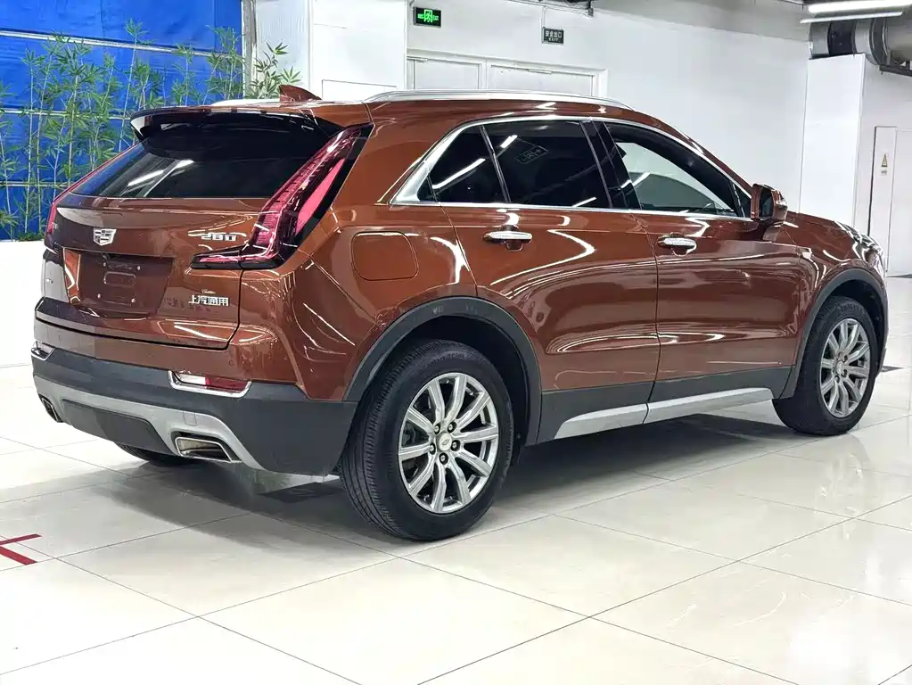 Cadillac XT4 28 T 4 WD Leading