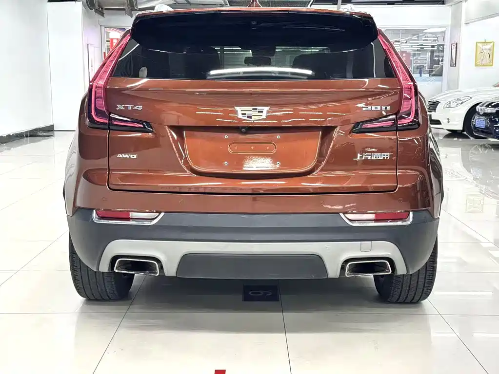 Cadillac XT4 28 T 4 WD Leading