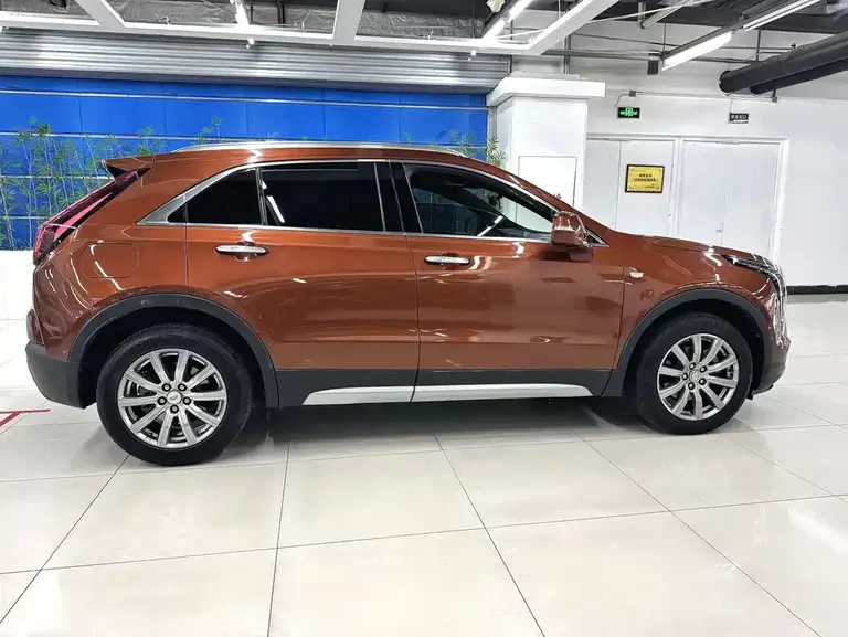 Cadillac XT4 28 T 4 WD Leading