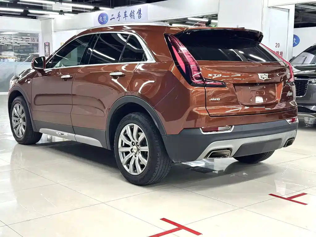 Cadillac XT4 28 T 4 WD Leading