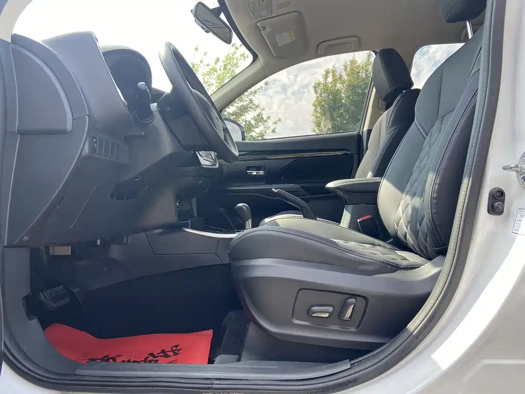 Outlander Facelift 2.0 L 2 WD Smooth Travel 5-seat