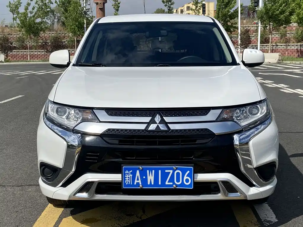 Outlander Facelift 2.0 L 2 WD Smooth Travel 5-seat