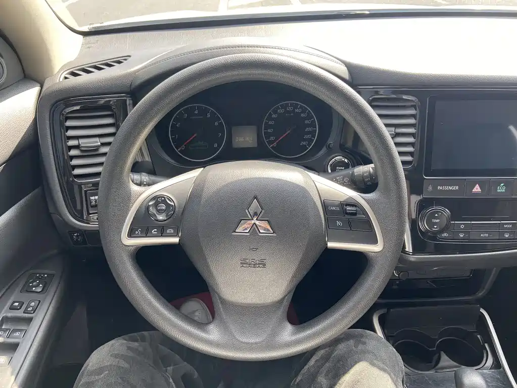 Outlander Facelift 2.0 L 2 WD Smooth Travel 5-seat