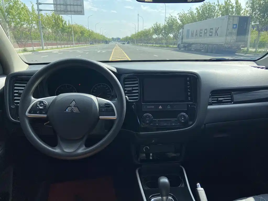 Outlander Facelift 2.0 L 2 WD Smooth Travel 5-seat