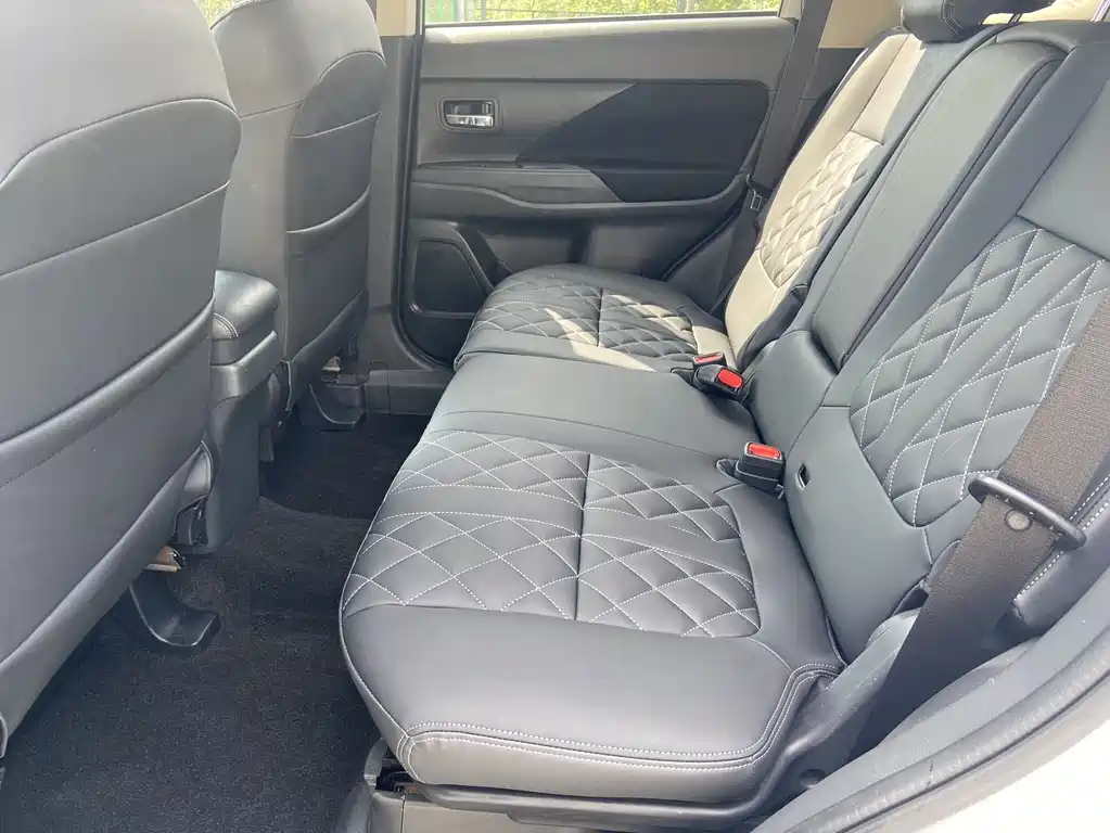 Outlander Facelift 2.0 L 2 WD Smooth Travel 5-seat