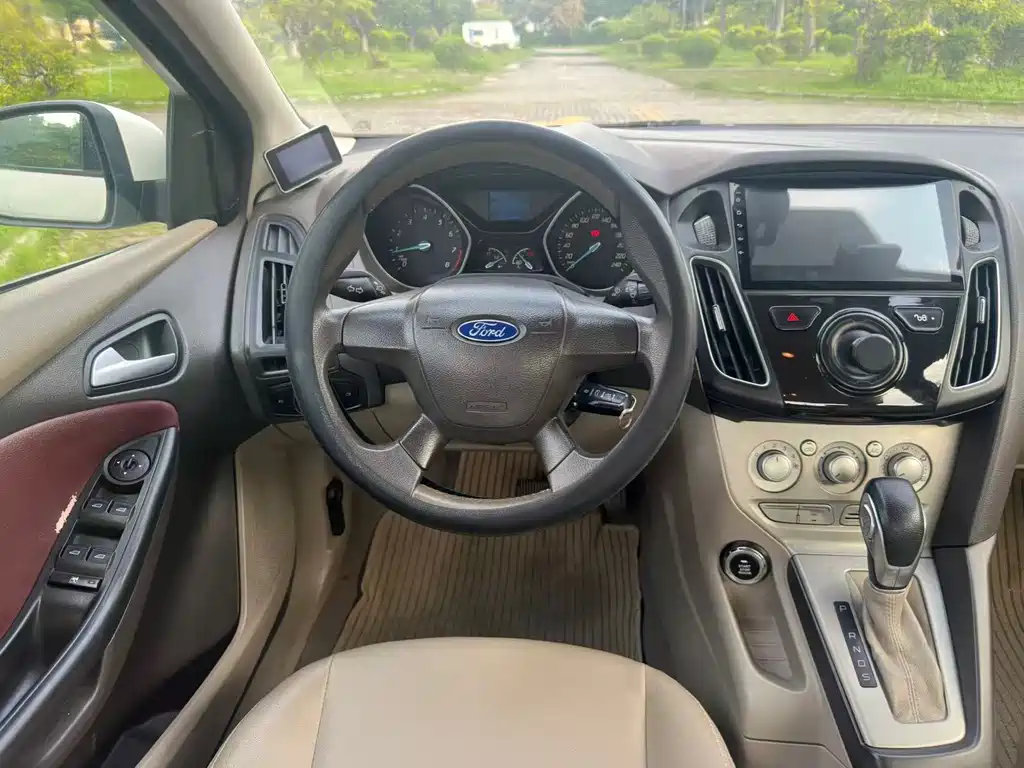 Focus Sedan 1.6 L Auto Comfort