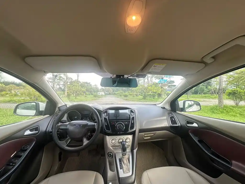 Focus Sedan 1.6 L Auto Comfort