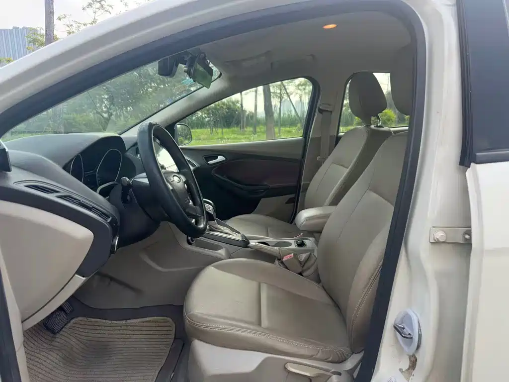 Focus Sedan 1.6 L Auto Comfort