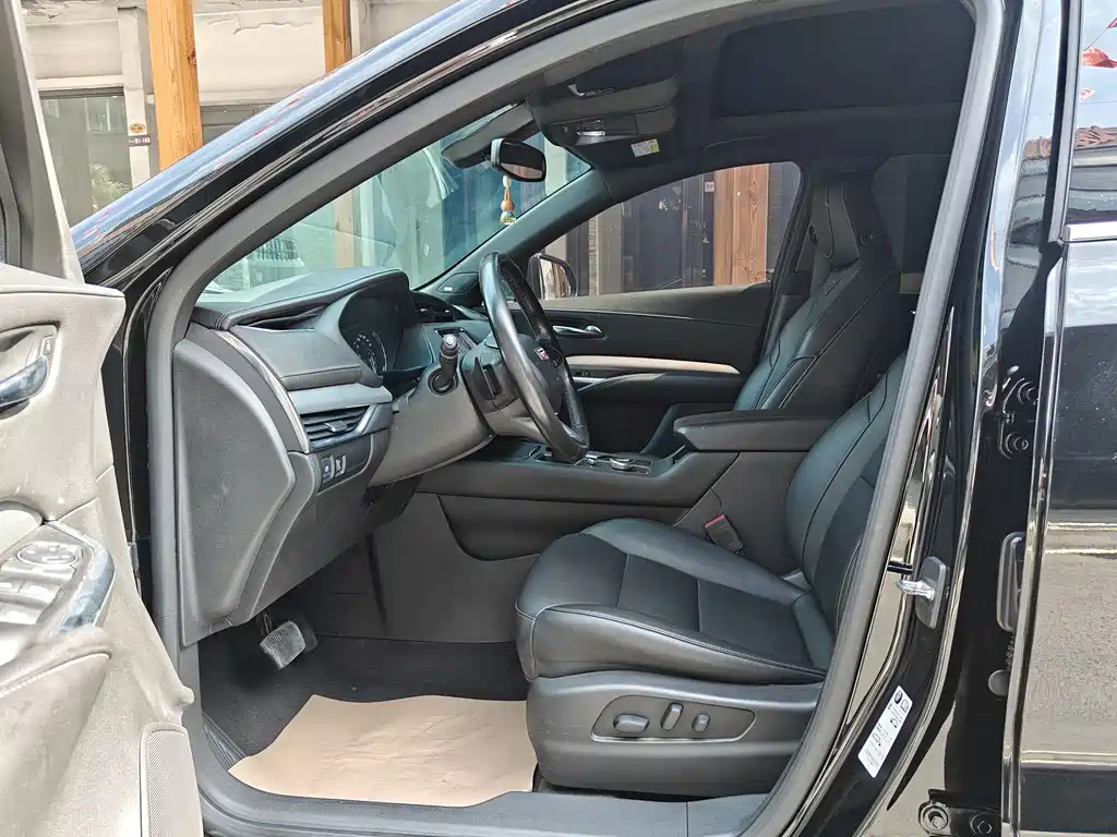 Cadillac XT4 28 T 2 WD Leading