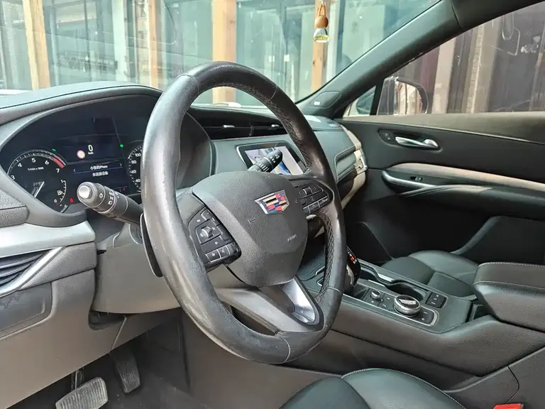 Cadillac XT4 28 T 2 WD Leading