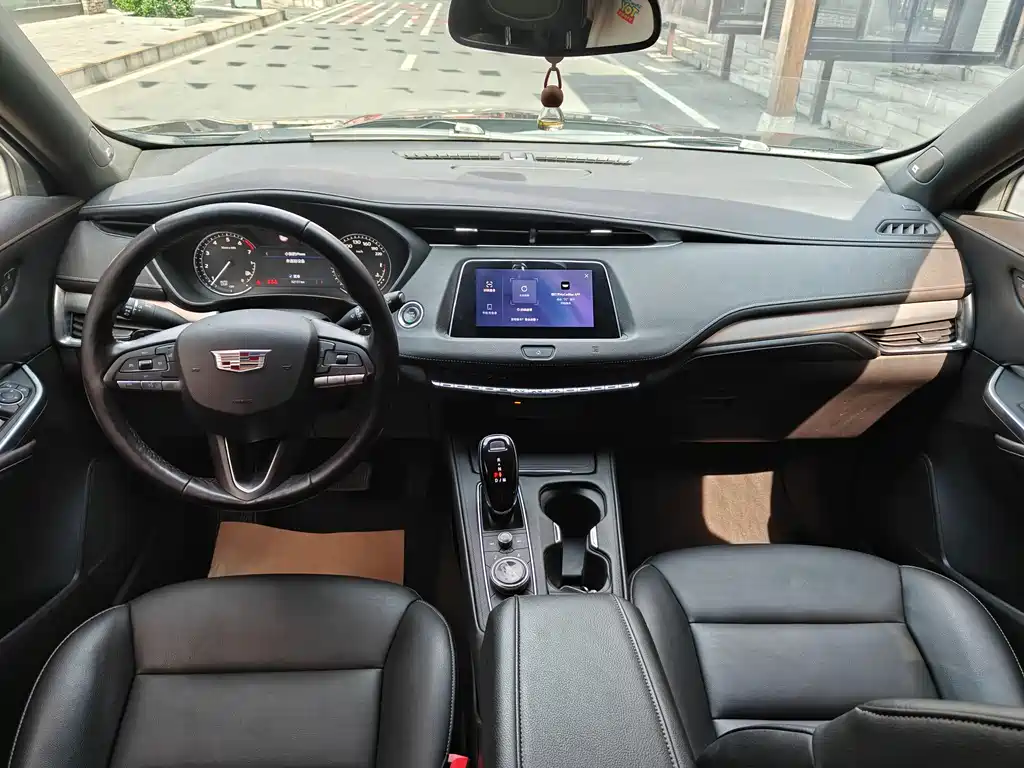 Cadillac XT4 28 T 2 WD Leading