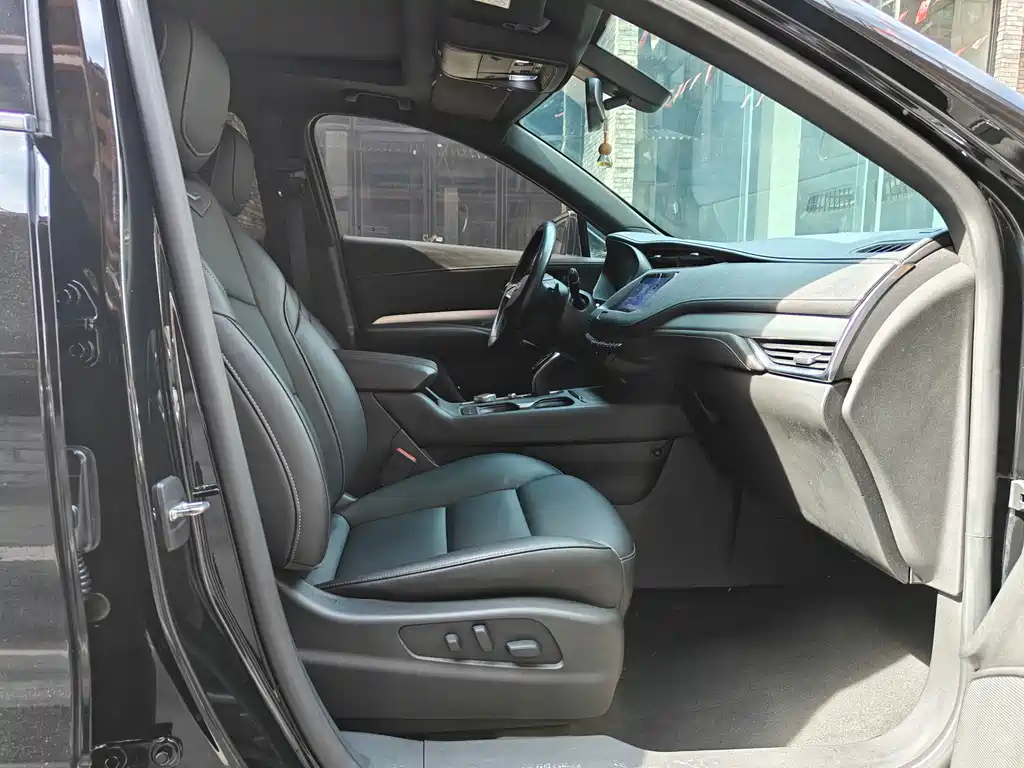 Cadillac XT4 28 T 2 WD Leading