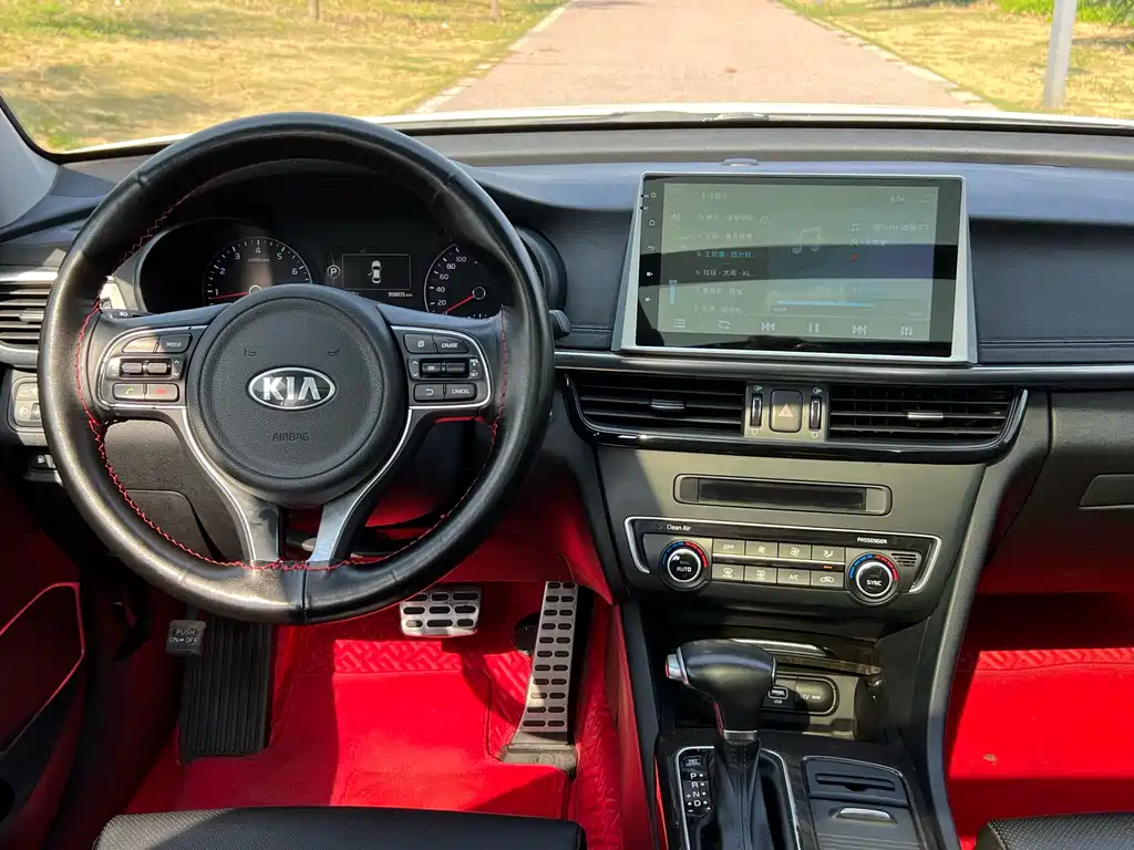 Kia K5 2.0 L Auto LUX