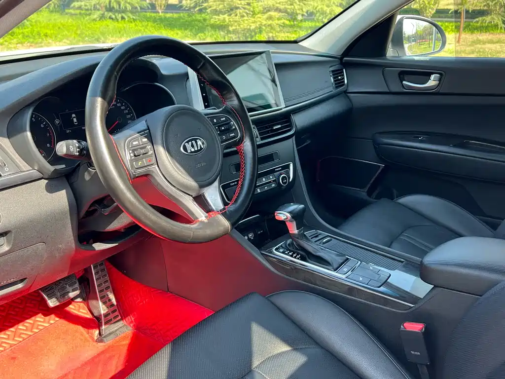 Kia K5 2.0 L Auto LUX