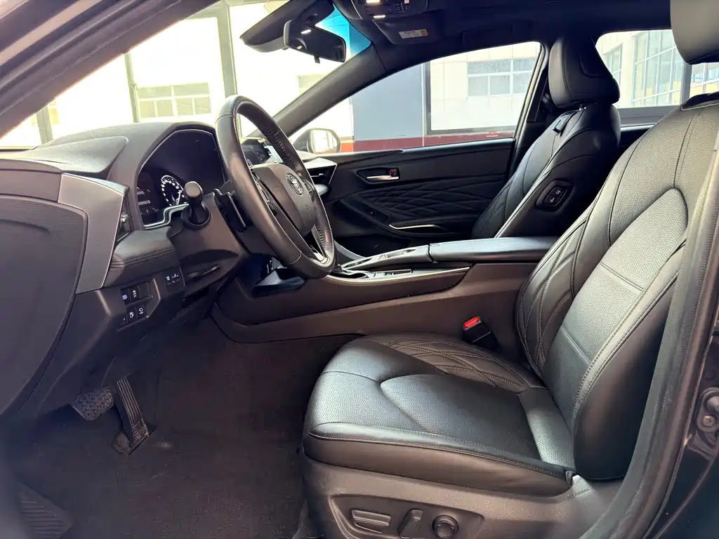 Avalon 2.5 L Touring Distinguished CN-V
