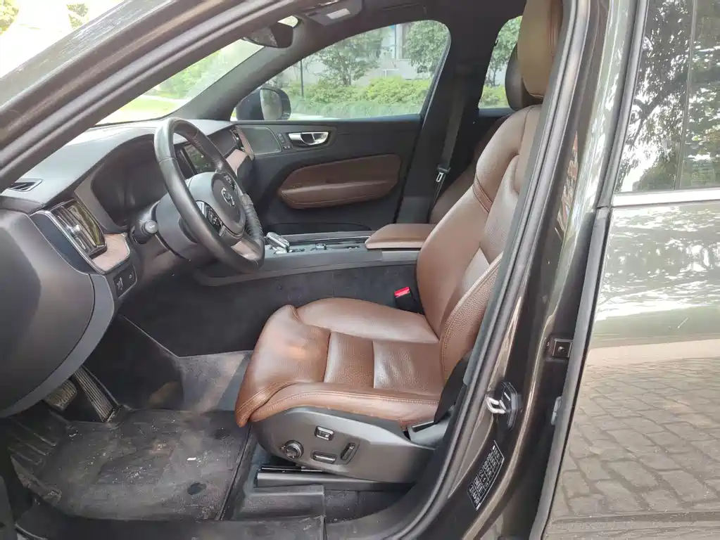 Volvo XC60 沃尔沃XC60 2022款 B5 四驱智雅豪华版
